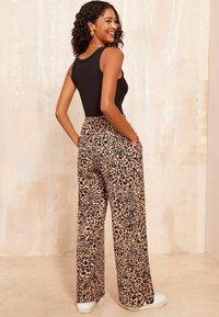 Friends Like These WIDE LEG CRINKLE PRINTED ELASTICATED WAIST - Tepláky - brown