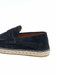 Tmavě modrá semišová espadrilka s plochou podrážkou, pletenými jutovými detaily a sklopeným páskem vpředu, s koženým vnitřkem.