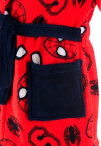 Accappatoio in pile rosso con motivi di Spider-Man in bianco e nero, con cintura blu scuro e tasca. Texture morbida e design accogliente.