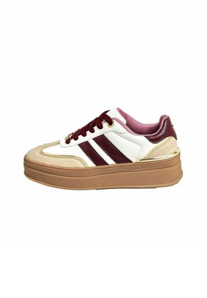 Vit och beige sneaker med vinröda ränder, guldfinish och texturerade detaljer på ovandelen. Har en tjock plattformssula.