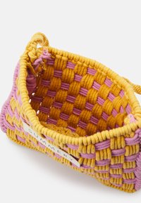 SUMMERY Copenhagen TACI CROSS BAG - Cross body bag - banana