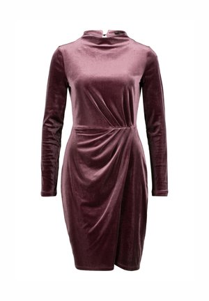 Fluwelen jurk in stoffige rozenkleur, lange mouwen, hoge kraag en zijdrapeer detail. Gladde textuur met een aansluitende silhouet en asymmetrische zoom.