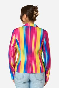 Večbarvni blazer s črtami iz satenaste tkanine z navpičnimi črtami v roza, rumeni, zeleni, modri in vijolični barvi; poudarjeni gumbi na rokavih.