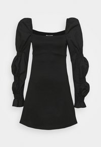 Černé šaty se čtvercovým výstřihem, přiléhavým trupem a nabíranými rukávy. Vyrobené z hladké látky, s nabíranými detaily na rukávech.