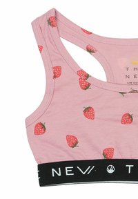 Top corto di cotone rosa con motivo di fragole rosse, dotato di una larga banda nera con testo bianco sul fondo e design a schiena scoperta.