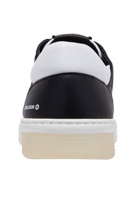 Schwarze Ledersneaker mit weißen Akzenten, runder Zehenform und einer strukturierten, cremefarbigen Sohle. Mit Logo-Details in der Nähe der Ferse.