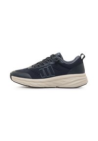 Zapatilla de correr de color navy con parte superior texturizada, entresuela de un beige claro y suela de goma oscura. Presenta un logo prominente y diseño de cordones.