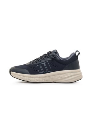 Zapatilla de correr de color navy con parte superior texturizada, entresuela de un beige claro y suela de goma oscura. Presenta un logo prominente y diseño de cordones.