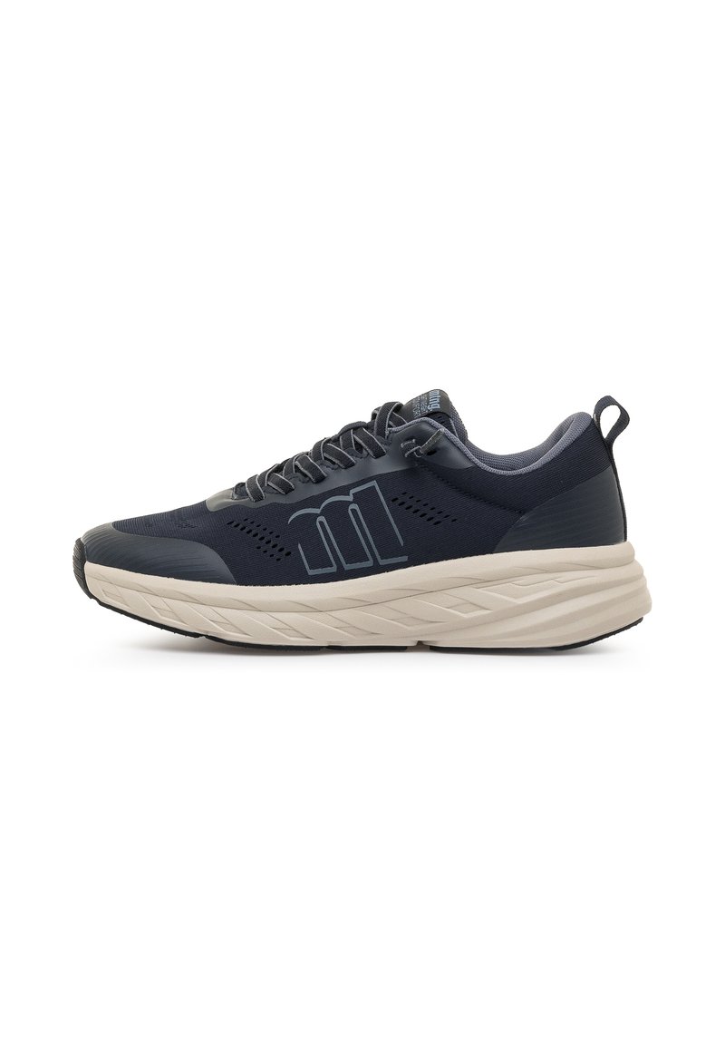 Zapatilla de correr de color navy con parte superior texturizada, entresuela de un beige claro y suela de goma oscura. Presenta un logo prominente y diseño de cordones.