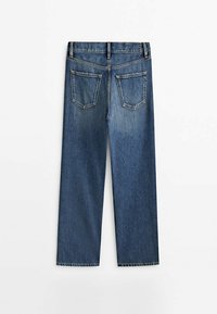 Vue arrière d’un jean bleu droit avec deux poches arrière et des passants de ceinture sur fond blanc.