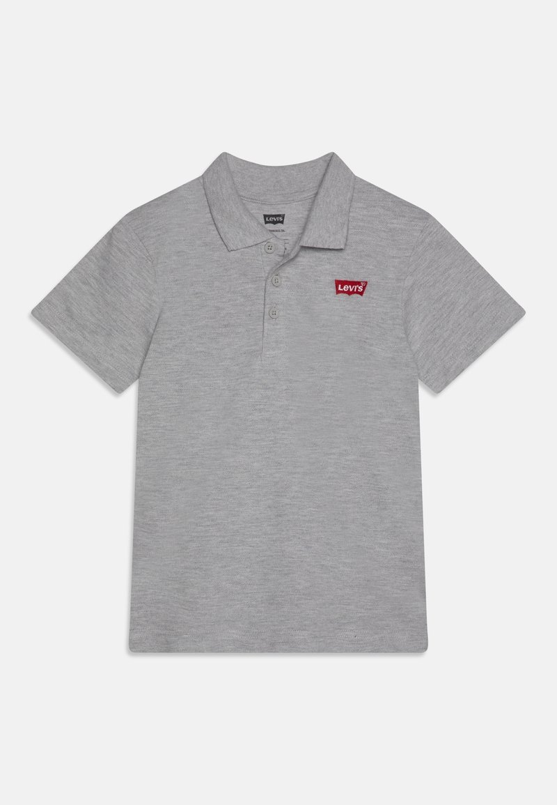 Polo à manches courtes gris clair avec trois boutons et petit logo Levi's rouge sur la poitrine gauche.