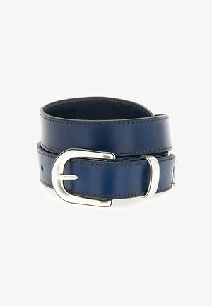 Cintura in pelle blu con finitura liscia, dotata di una fibbia metallica argentata e cuciture in contrasto lungo i bordi.