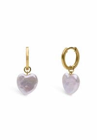 Boucles d'oreilles en or en forme de créole, ornées d'une goutte de perle irisée en forme de cœur, mettant en valeur une texture lisse et une finition polie.