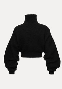 Fekete rövidített pulóver magas gallérral, puha anyagból, és oversize puffos ujjal. A bordázott mandzsetta koronázza meg a designt.