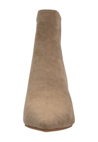 Botín de ante marrón claro hasta el tobillo con puntera fina, textura suave y un acabado mate sutil. Sin hardware visible ni patrones distintivos.