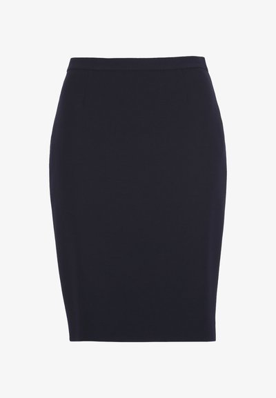 Czarna, prosta spódnica do kolan z dopasowanym stanem, gładkim materiałem, bez widocznych wzorów ani zdobień.