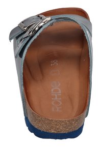 Blå faux-læder sandal med en korksål, udstyret med en sølvfarvet spænde og et rundet design. Størrelse 38 præget på indersålen.