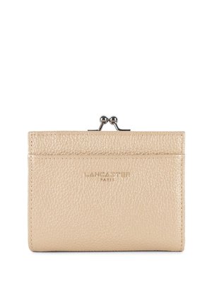 Petit portefeuille en cuir beige texturé avec fermeture à bouton métallique et "Lancaster Paris" embossé sur le devant.