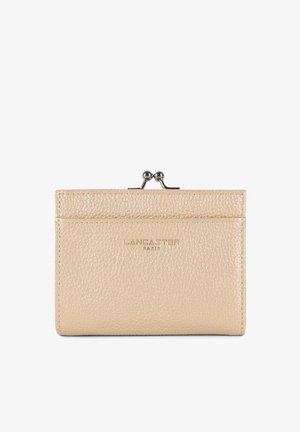 Petit portefeuille en cuir beige texturé avec fermeture à bouton métallique et "Lancaster Paris" embossé sur le devant.