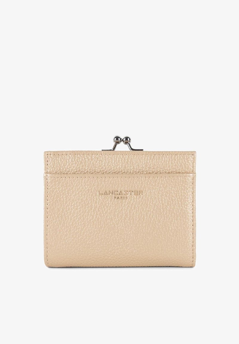 Petit portefeuille en cuir beige texturé avec fermeture à bouton métallique et "Lancaster Paris" embossé sur le devant.