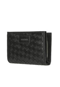 Portafoglio in pelle intrecciata nera con una texture liscia, caratterizzato da una forma rettangolare e un logo argento su una patch nera. Dettaglio della tasca con zip.