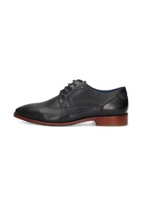 Chaussure Oxford en cuir perforé noir avec bout rond, lacets à cinq œillets et semelle en bois marron contrastante. Détail de surface texturé.