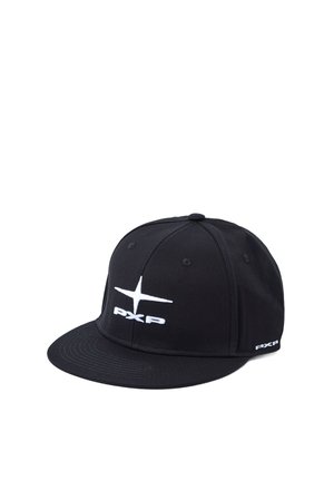 Gorra snapback negra con visera plana, que presenta un logo de estrella blanca y el texto "PXP" bordado en el frente y lateral.