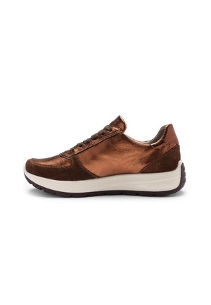 Niedrige Sneaker mit einem Obermaterial aus metallisch bronzefarbenem und braunem Leder, schwarzen Schnürsenkeln und einer dicken weißen Sohle mit dunklem Profil.