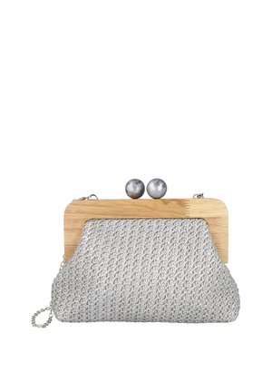 Pequeño bolso de cadena plateada con tejido de plata tejido, marco de madera y dos bolas redondas grises en el cierre superior.