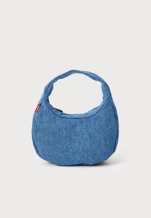 Denim Schultertasche, ovale Form, hellblaue Farbe, strukturiertes Material, einzelner geschwungener Henkel, kleine Größe, mit angehängtem Markenetikett.