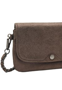 Portefeuille en suède marron avec fermeture à rabat, matériel en argent et une sangle tressée. Présente un petit logo décoratif sur le devant.