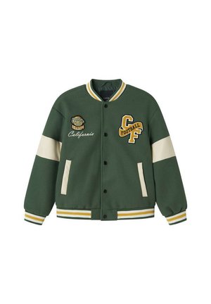 Veste universitaire verte avec des rayures crème sur les manches, col et poignets rayés, poches avant, et écussons de style universitaire portant les inscriptions "College Champs", "California" et "CF Football".