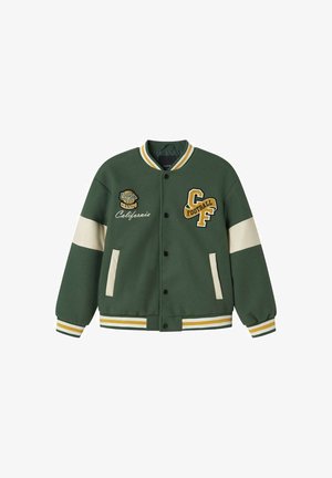 Veste universitaire verte avec des rayures crème sur les manches, col et poignets rayés, poches avant, et écussons de style universitaire portant les inscriptions "College Champs", "California" et "CF Football".