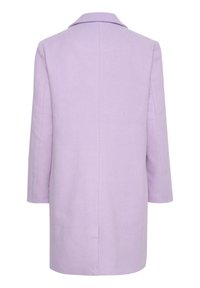 Cappotto di lana lilla con un design strutturato, caratterizzato da un colletto a punte, maniche lunghe e una cucitura posteriore dritta, senza chiusure visibili.