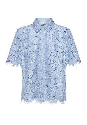 Lyseblå bluse med korte ærmer i blonder med blomsterprint, bølgeskårede kanter og spids krave, knaplukning foran skjult af blonder.