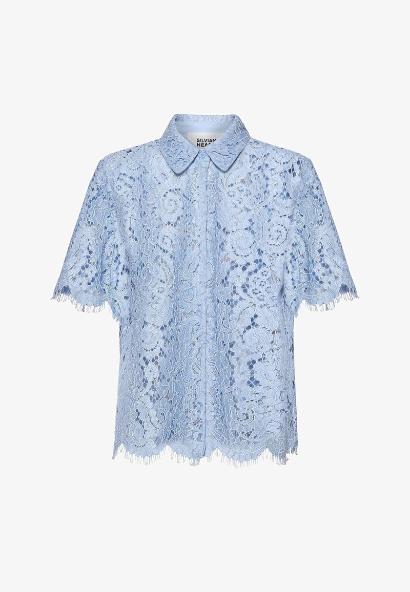 Lyseblå bluse med korte ærmer i blonder med blomsterprint, bølgeskårede kanter og spids krave, knaplukning foran skjult af blonder.