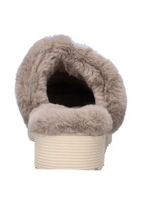 Vezelige beige pantoffel met een zachte, pluizige voering en een gestructureerde crèmekleurige zool. Heeft een ronde opening en een lage hak.