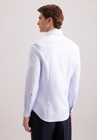 Lichtblauw en wit gingham ruitjesoverhemd, lange mouwen, knoopmanchetten, slim fit, gladde katoenstof, achterkant met een gebogen zoom.