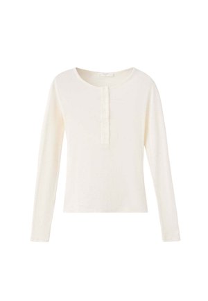 Chemise à manches longues blanc cassé avec un col rond et une patte boutonnée au centre devant.
