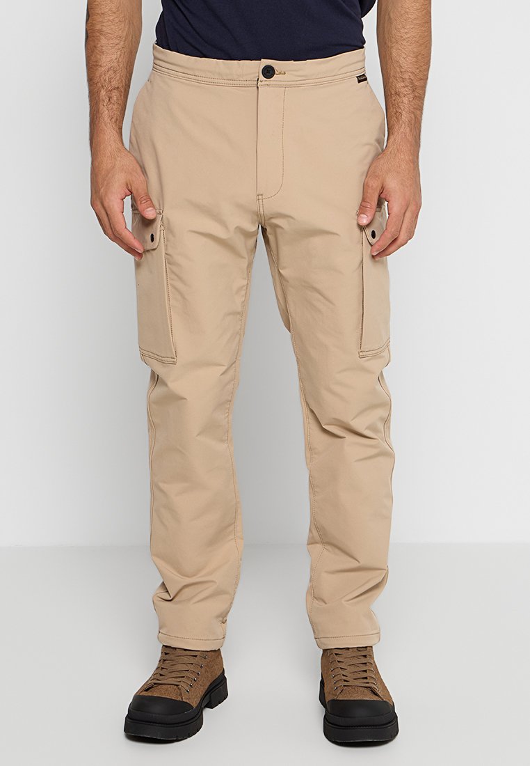 Pantaloni cargo beige con taglio dritto, dotati di due tasche laterali e chiusura frontale con bottone, realizzati in tessuto leggero.