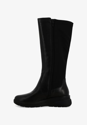 Stivale nero alto in pelle con zip laterale, punta arrotondata e suola piatta in gomma, progettato per comfort e stile.