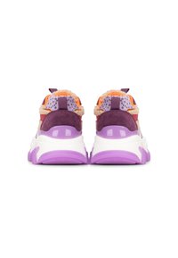 Zapatillas moradas y naranjas con una suela gruesa blanca, detalles de piel de pelo y una combinación de ante y textil estampado en la parte superior.