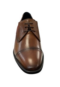 Chaussure habillée en cuir marron avec un bout rond, des coutures contrastées et un petit emblème sur le côt�é. Elle dispose d'un design classique à lacets.