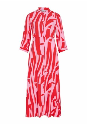 Robe boutonnée rouge et rose avec col, présentant un motif abstrait audacieux, manches trois-quarts et une coupe fluide jusqu'aux chevilles.