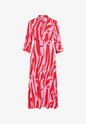 Robe boutonnée rouge et rose avec col, présentant un motif abstrait audacieux, manches trois-quarts et une coupe fluide jusqu'aux chevilles.