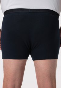 Námořnické bavlněné pánské boxerky s hladkým, elastickým pasem. Disponují přiléhavým střihem a krátkou délkou nohavic pro pohodlí a podporu.