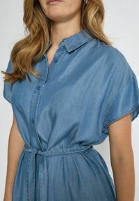 Desires ELAINA - Vestito di jeans - mid blue denim