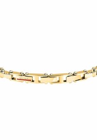 Bracciale in tonalità oro con un design a catena che presenta elementi arrotondati e sezioni rettangolari. Include un piccolo dettaglio del logo rosso e argento.