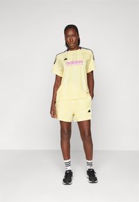 adidas Sportswear TIRO CUT STRIPES BOYFRIEND - Tričko s potlačou - almost yellow