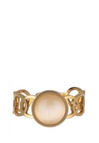 Zelts gredzens ar apaļu, caurspīdīgu akmeni, kas iemontēts atvērtā joslā ar apaļiem akcentiem, gludu tekstūru un pulētu apdari.
